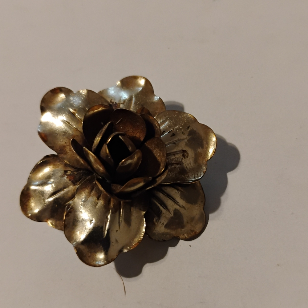 Elegant Gold Flower Brooch
